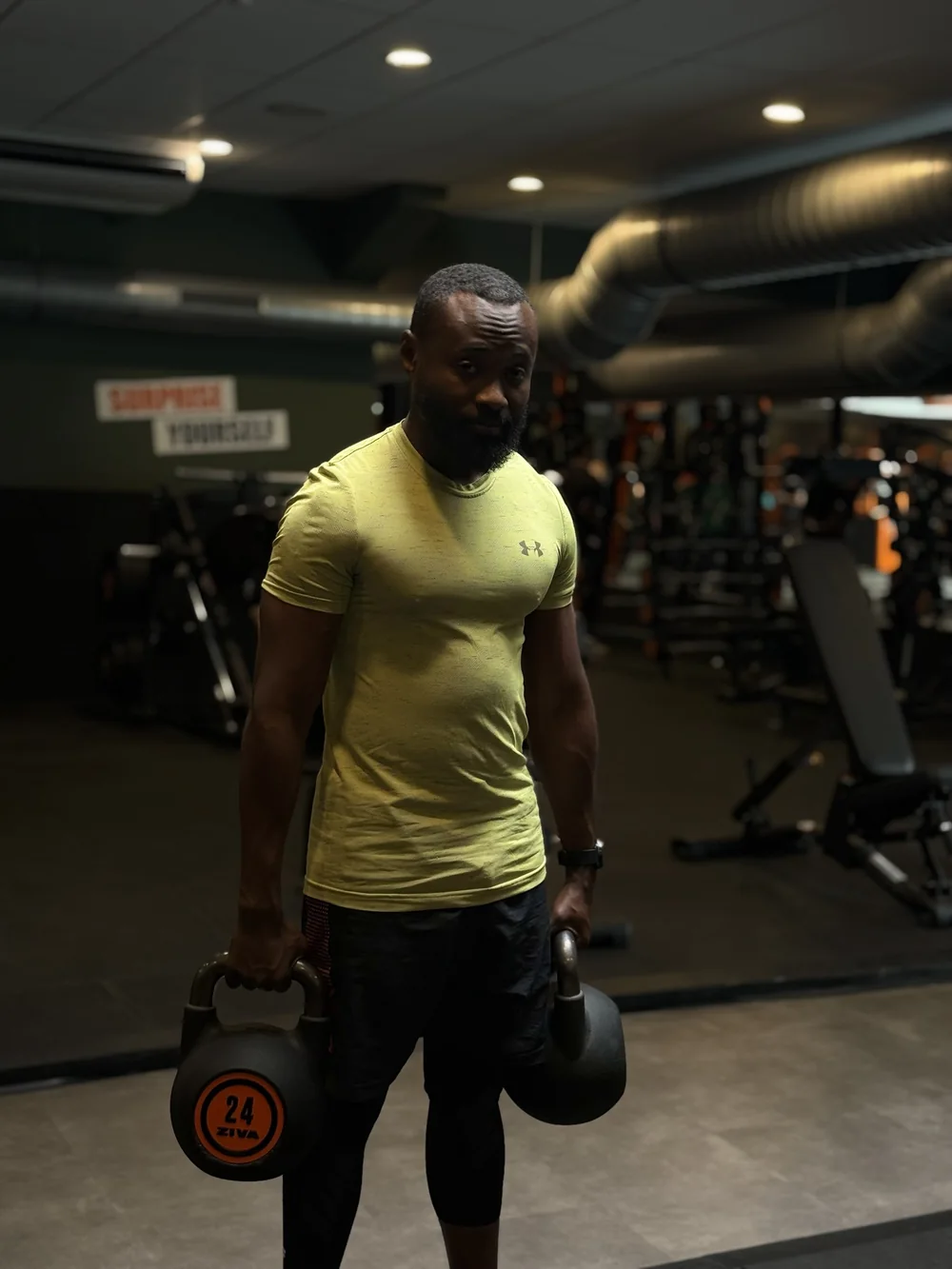 Bouba Ousmana en séance de force, une kettlebell de 24 kg dans chaque main
