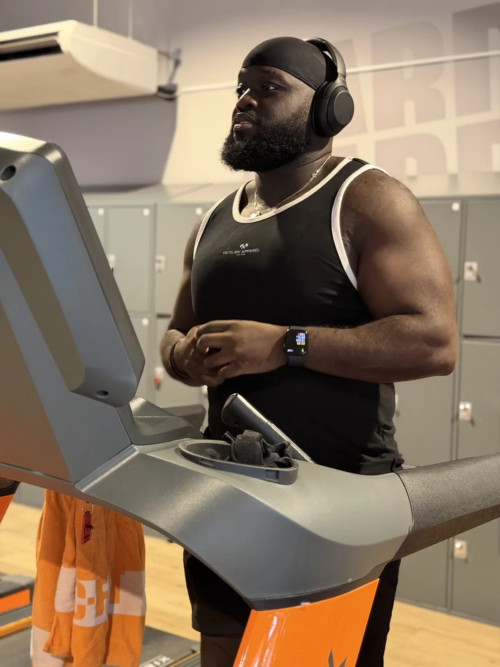 Client de Focus & Performance à l’échauffement sur tapis de course